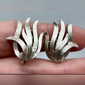 Vintage Silver Tone Crown Trifari Signed Clip On Earrings, 1" EUC